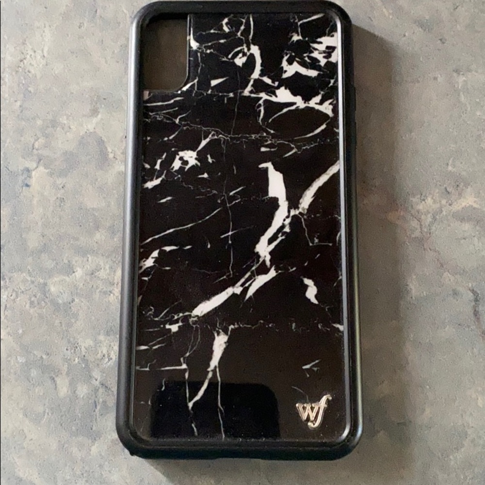 Black and white marble wildflower case